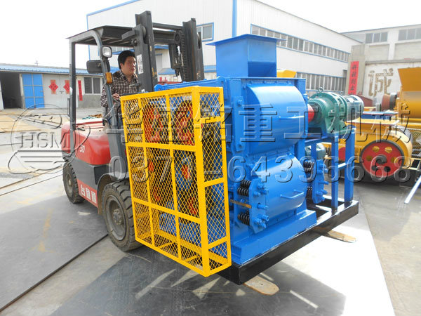 高產四輥破碎機發(fā)貨現場2.jpg